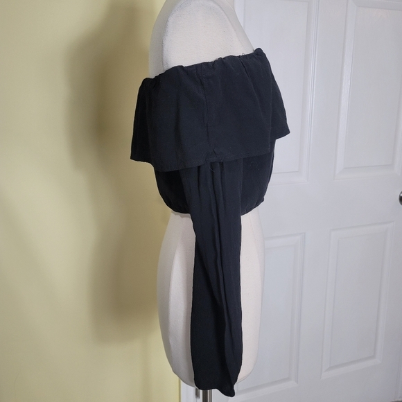 Silence + Noise | UO Black Off Shoulder Longsleeve Crop Blouse - Picture 3 of 6